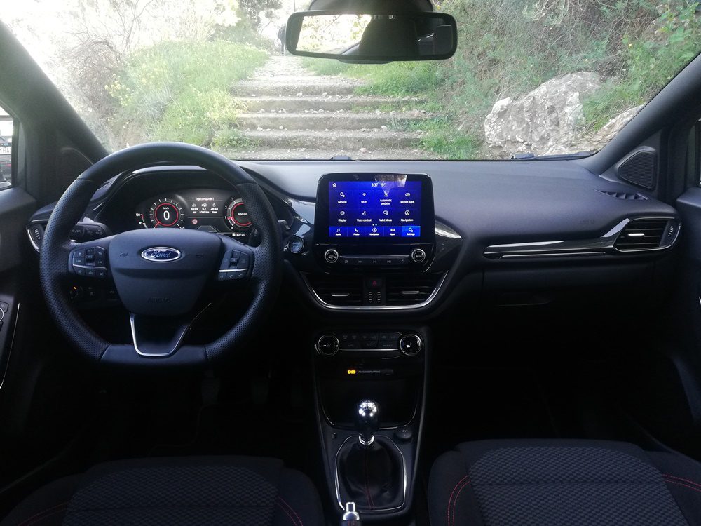 Το εσωτερικό της έκδοσης ST-Line του Ford Puma είναι πολύ καλά εξοπλισμένο και με κάποιες σπορτίφ νότες