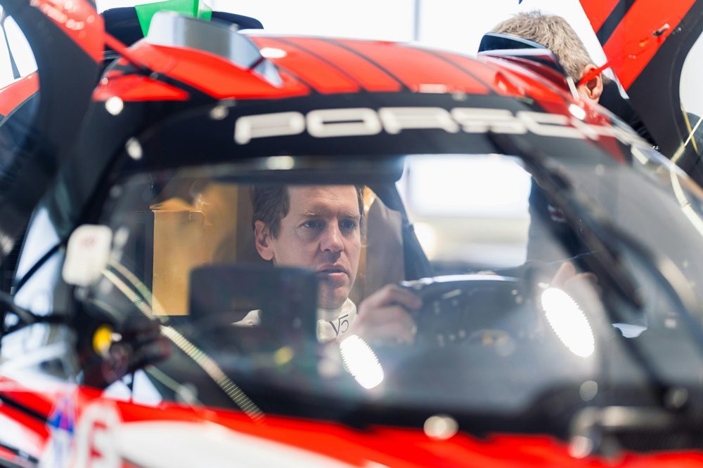 Ο Φέτελ ρυθμίζει το τιμόνι της Porsche για το WEC