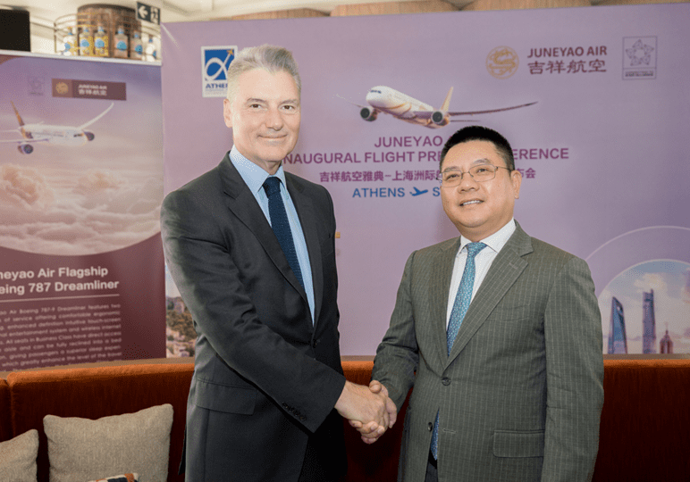 Ο Γιάννης Παράσχης, Διευθύνων Σύμβουλος του  ΔΑΑ και ο Wang Junjin, Πρόεδρος της Juneyao Air