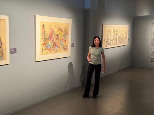Assembling Μemories, η καλλιτέχνις Ντένη Θεοχαράκη μπροστά από τα έργα της