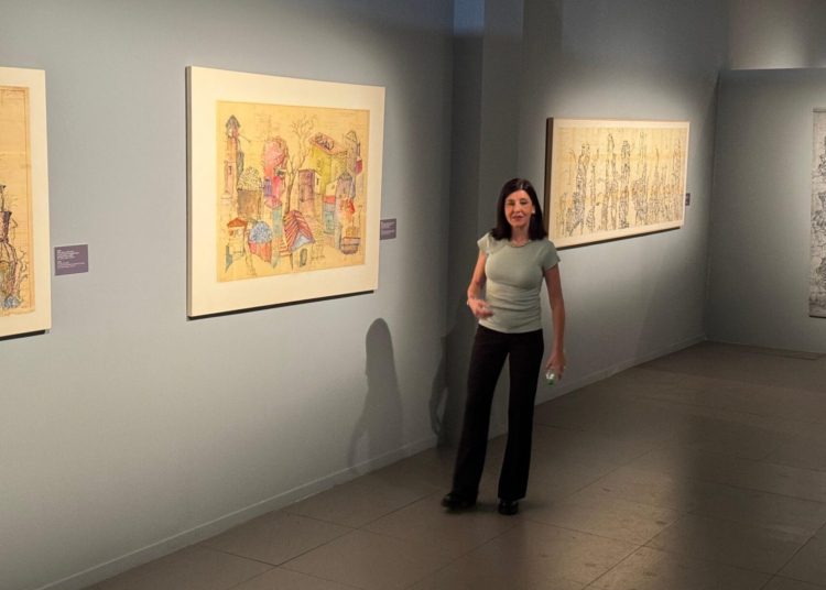 Assembling Μemories, η καλλιτέχνις Ντένη Θεοχαράκη μπροστά από τα έργα της