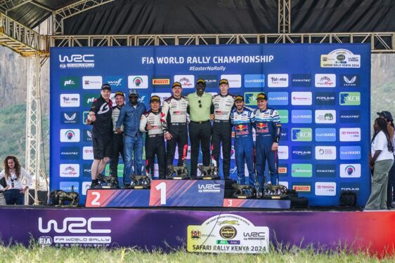 Στη μέση ο πρόεδρος της Κένυα, Ρούτα που έριξε την ιδέα για μεγαλύτερο σε μήκος αγώνα του WRC